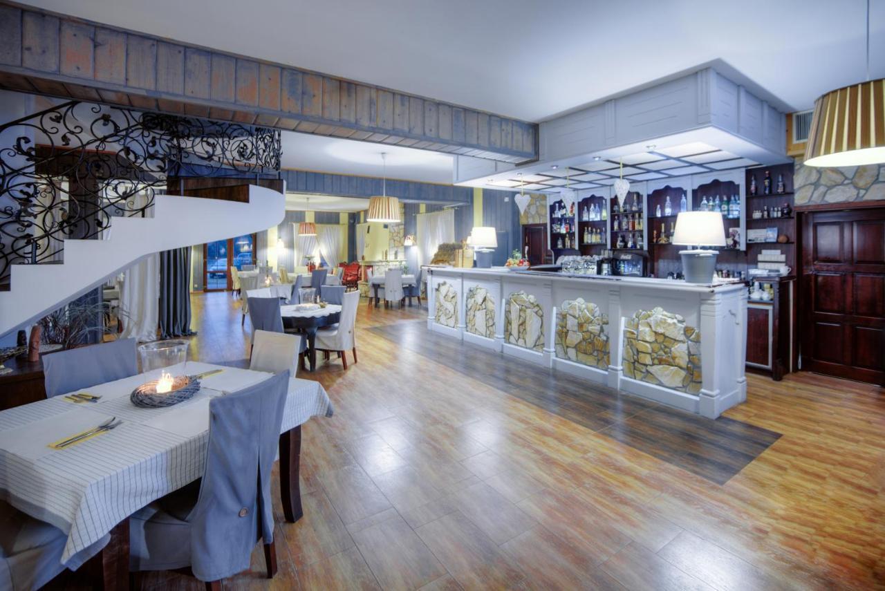 Restauracja Sidlo Bed and Breakfast Żukowo Exteriör bild